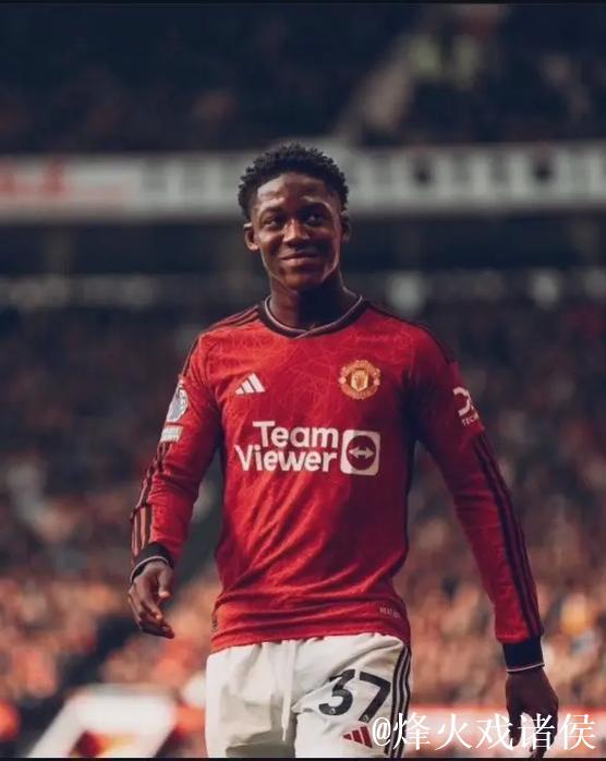 科比-梅努的哥哥现身老特拉福德，衣着展示‘释放科比-梅努’的标语